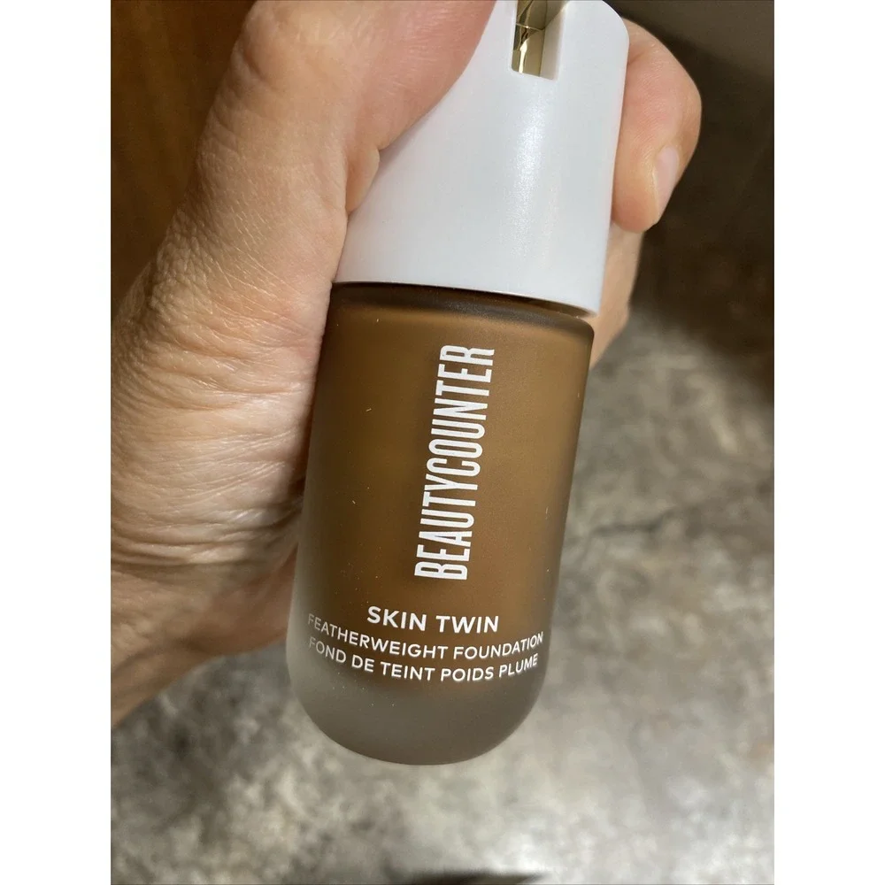 BNIB BEAUTYCOUNTER Skin Twin Featherweight Foundation 1 fl oz Each‎ Dark 560